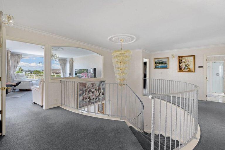 Photo of property in 16 Waimanu Bay Drive, Te Atatu Peninsula, Auckland, 0610