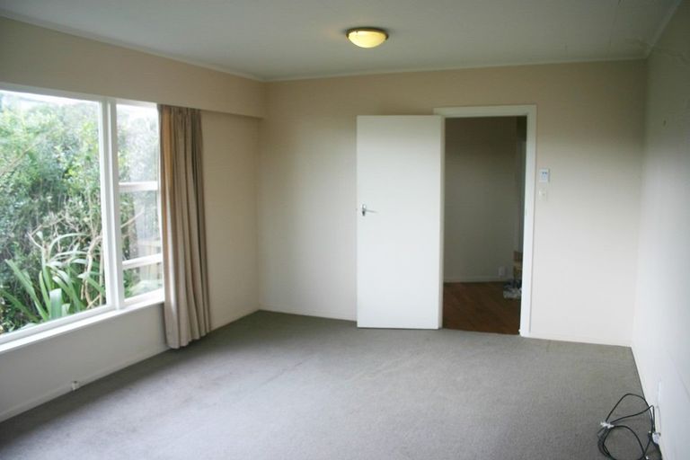 Photo of property in 2 Alder Place, Newlands, Wellington, 6037