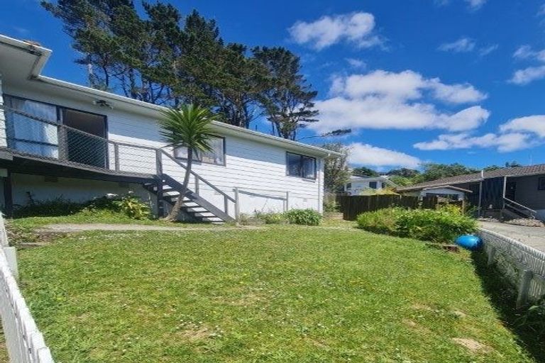 Photo of property in 25 Fernhaven Grove, Newlands, Wellington, 6037