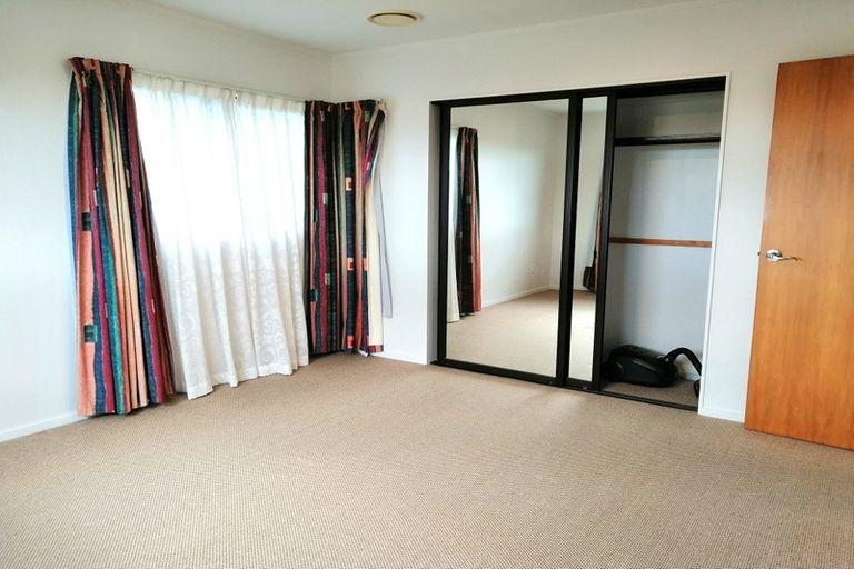 Photo of property in 1/11 Strabo Place, Windsor Park, Auckland, 0632