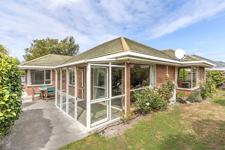 Photo of property in 2/424 Harewood Road, Harewood, Christchurch, 8051