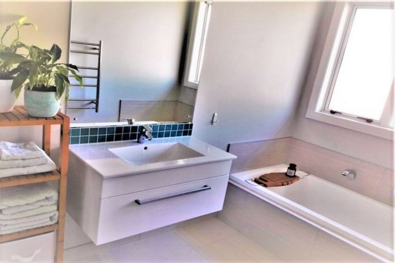 Photo of property in 11 Saint Heliers Grove, Fitzherbert, Palmerston North, 4410