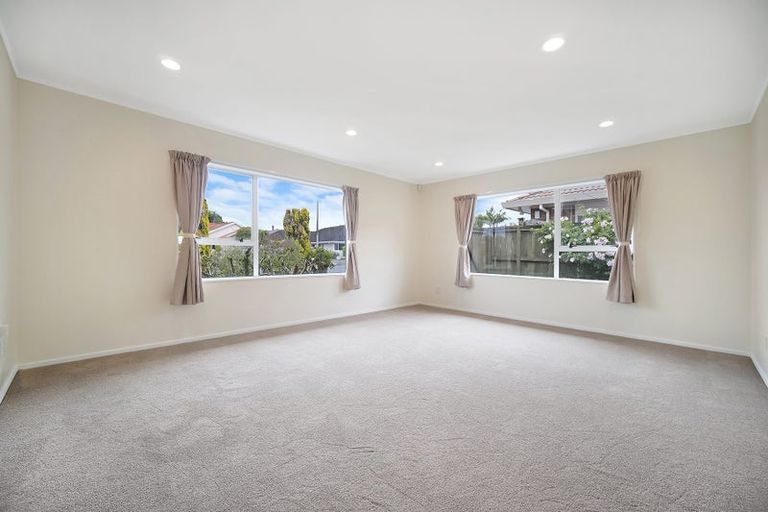 Photo of property in 11 Suncrest Drive, West Harbour, Auckland, 0618