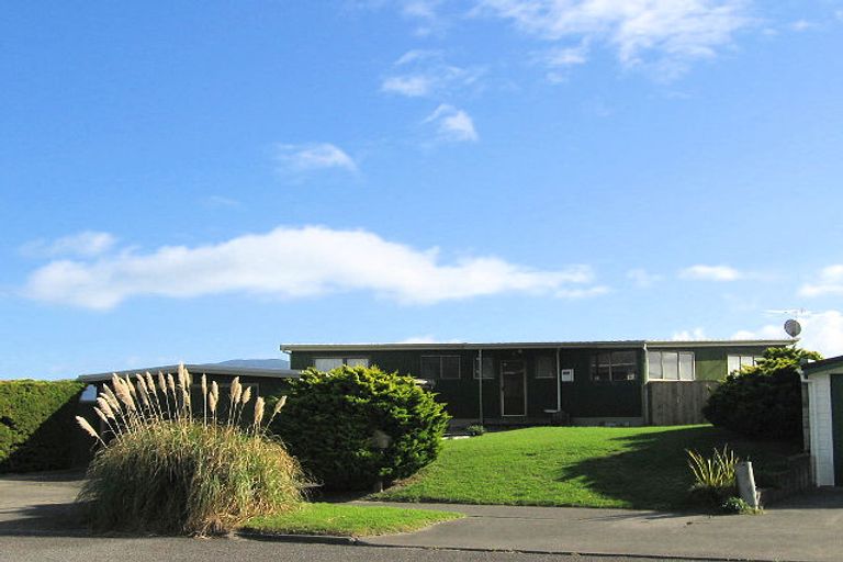 Photo of property in 27 Oratia Street, Waikanae Beach, Waikanae, 5036