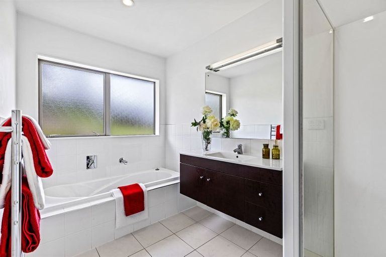 Photo of property in 127 Vaughans Road, Okura, Albany, 0792