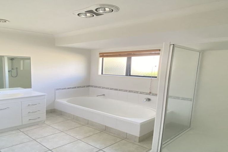 Photo of property in 10 Scarlet Oak Drive, Schnapper Rock, Auckland, 0632