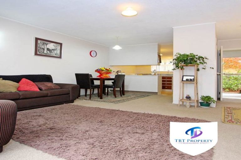 Photo of property in 2/20 Challen Close, Conifer Grove, Takanini, 2112
