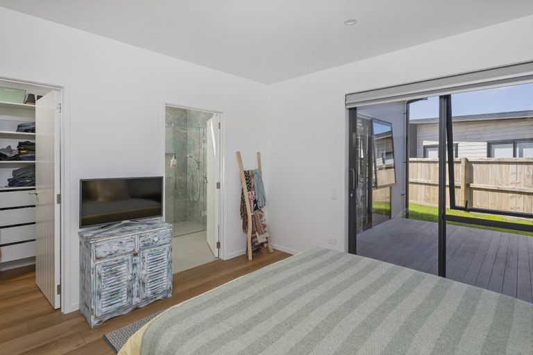 Photo of property in 10 Palm Drive, Whitianga, 3510