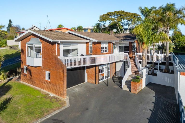 Photo of property in 42 Gilbass Avenue, Hamilton Lake, Hamilton, 3204