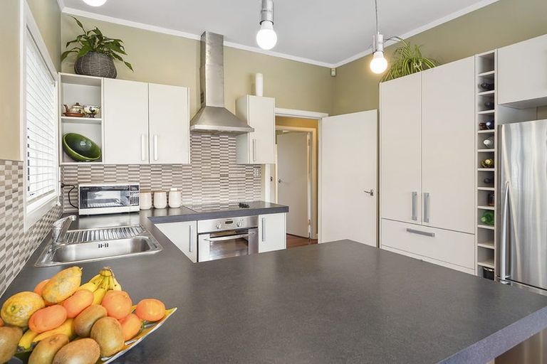 Photo of property in 6 Vectis Road, Hillcrest, Hamilton, 3216