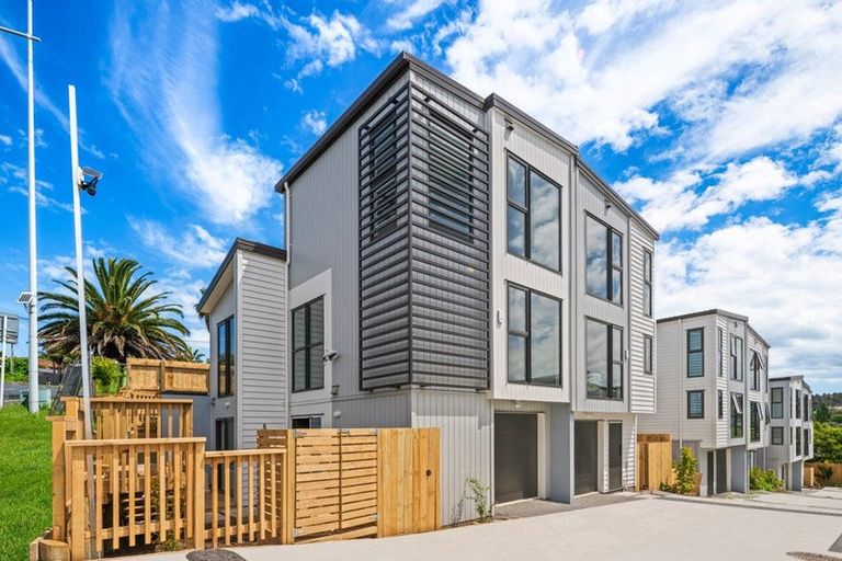 Photo of property in 5/1088 Beach Road, Torbay, Auckland, 0630
