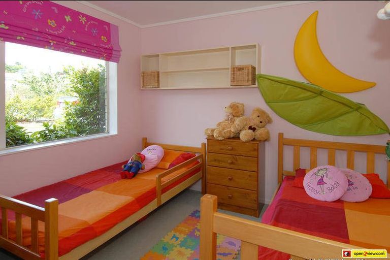 Photo of property in 15 Goldfinch Rise, Unsworth Heights, Auckland, 0632