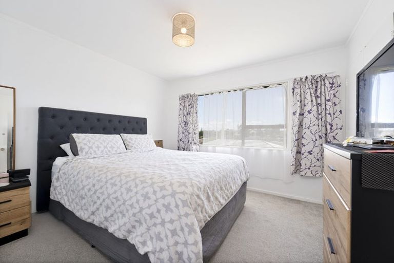 Photo of property in 4/92 Awaroa Road, Sunnyvale, Auckland, 0612