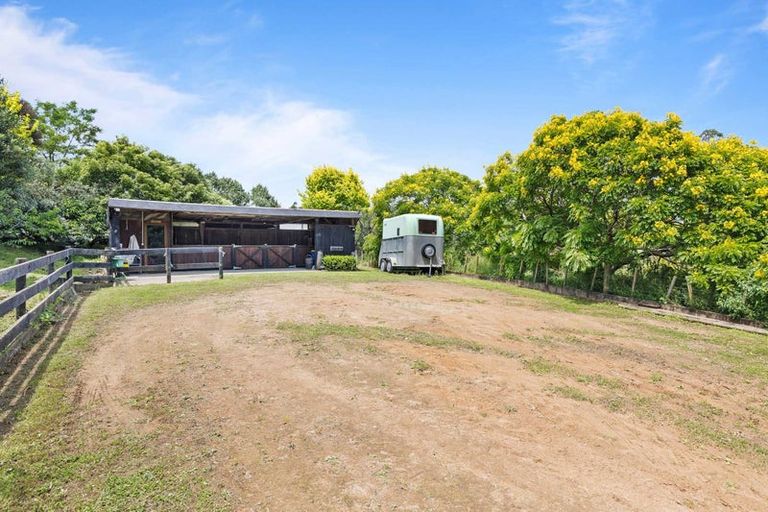 Photo of property in 132 Motu Road, Kumeu, 0891