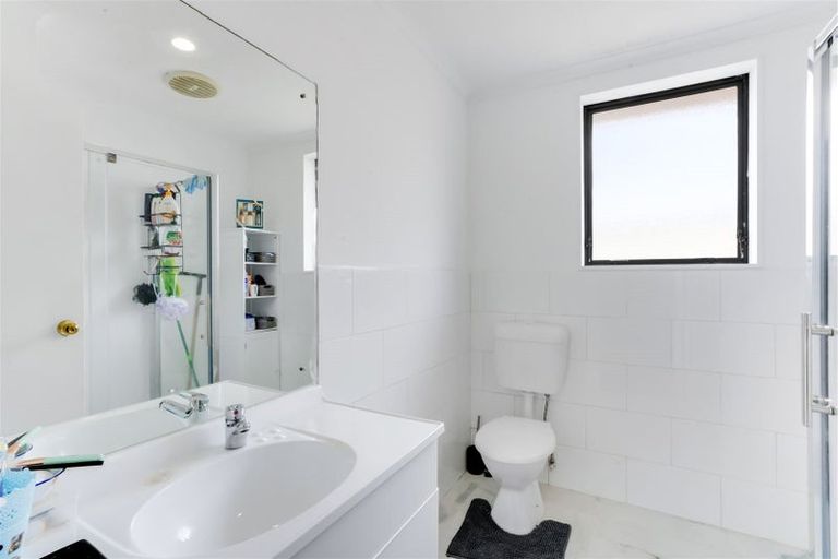 Photo of property in 17 Robert Ross Place, Clendon Park, Auckland, 2103