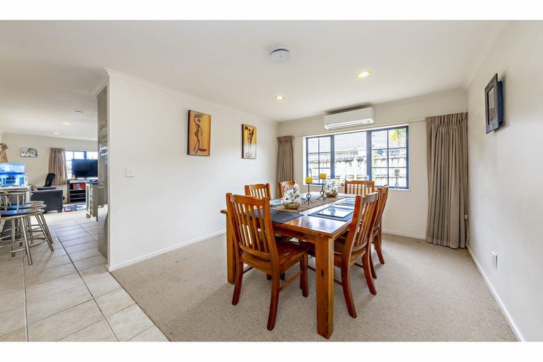 Photo of property in 11 Glenveagh Park Drive, Weymouth, Auckland, 2103