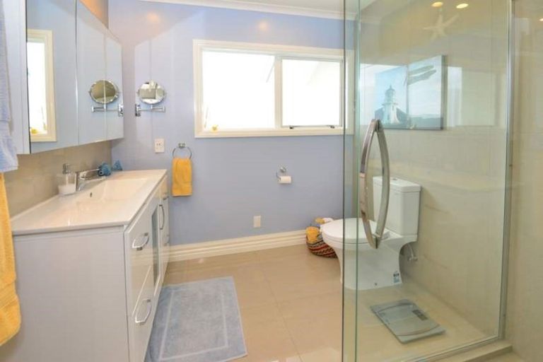 Photo of property in 5 Montcalm Close, Orewa, 0931