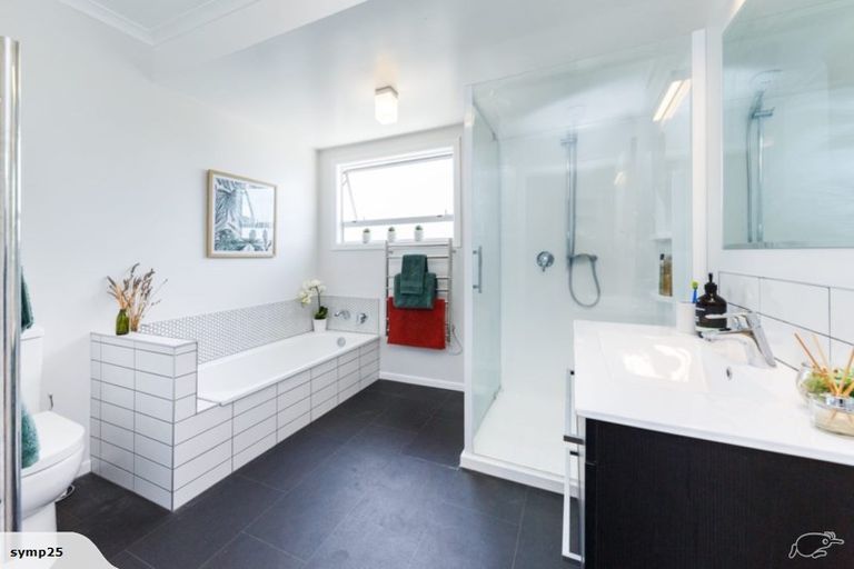 Photo of property in 12 Ruamahanga Crescent, Terrace End, Palmerston North, 4410