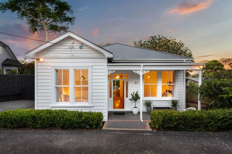 Photo of property in 17b Rodney Road, Northcote Point, Auckland, 0627
