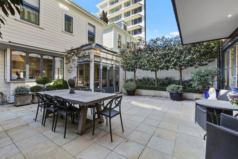 Photo of property in 198 Oriental Parade, Oriental Bay, Wellington, 6011