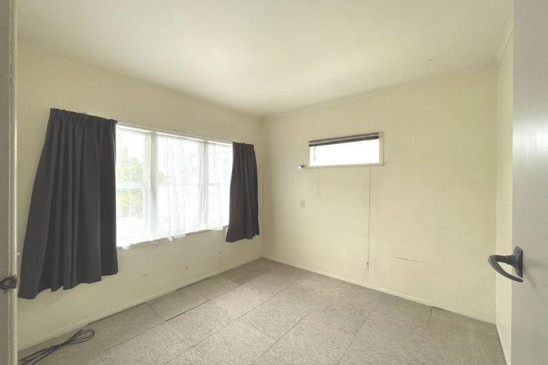 Photo of property in 64 Sylvan Crescent, Te Atatu South, Auckland, 0610