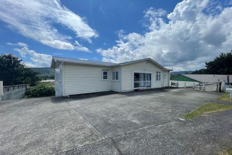 Photo of property in 4 Oaklands Grove, Clouston Park, Upper Hutt, 5018