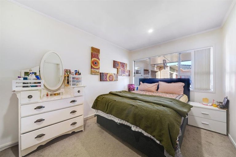 Photo of property in 4/6 Ray Small Drive, Papakura, 2110