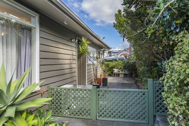 Photo of property in 21a Seaview Road, Castor Bay, Auckland, 0620