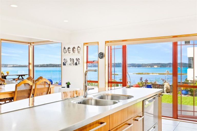 Photo of property in 124 Beach Road, Te Atatu Peninsula, Auckland, 0610