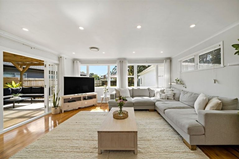 Photo of property in 15 Waione Avenue, Te Atatu Peninsula, Auckland, 0610