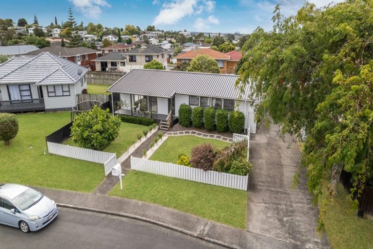 Photo of property in 11 Foyle Place, Glendene, Auckland, 0602