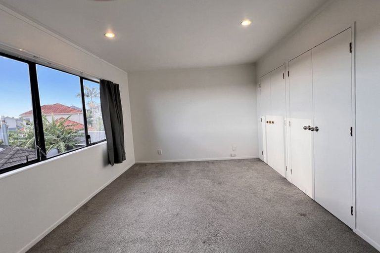 Photo of property in 8a Eske Place, Highland Park, Auckland, 2010