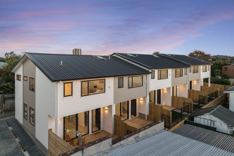 Photo of property in 7/16 Binsted Road, New Lynn, Auckland, 0600