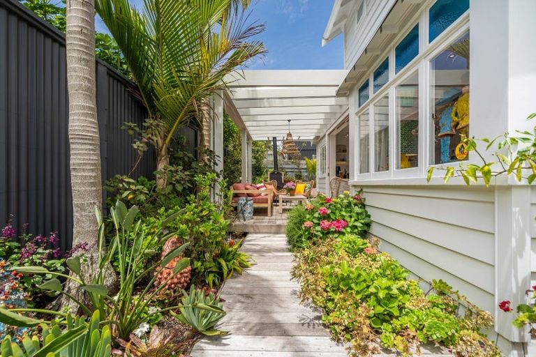 Photo of property in 5 Turnbull Road, Narrow Neck, Auckland, 0624
