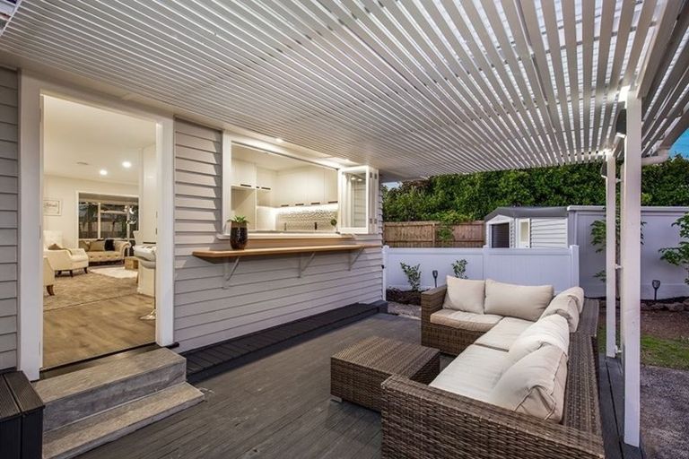 Photo of property in 7 Karamu Street, Te Atatu Peninsula, Auckland, 0610