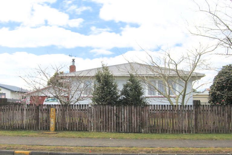 Photo of property in 28 Sutton Crescent, Papakura, 2110