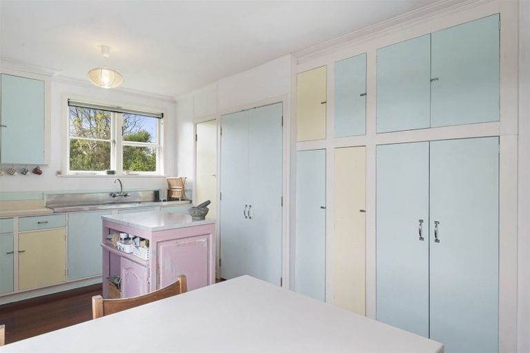 Photo of property in 2 Serwayne Place, Sunnyvale, Auckland, 0612