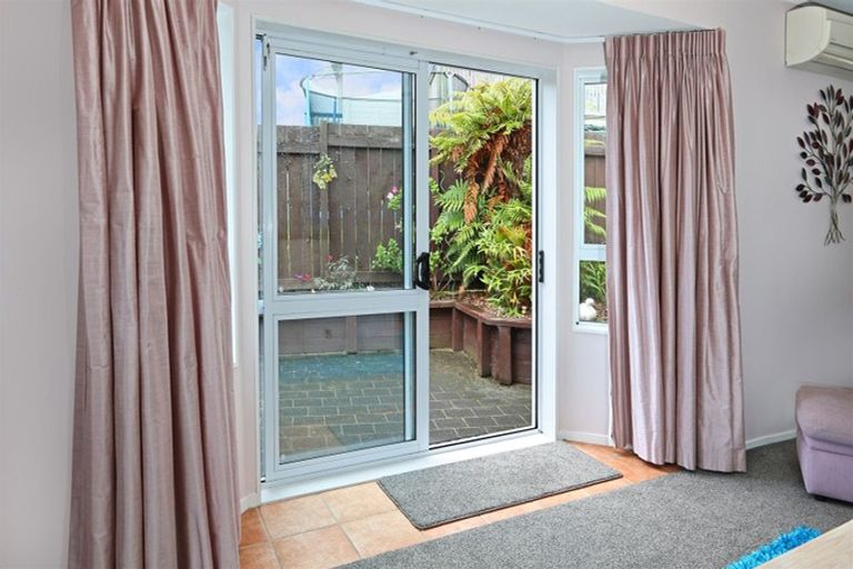 Photo of property in 2/100 Rhinevale Close, Henderson, Auckland, 0612