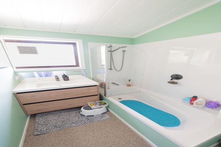 Photo of property in 17 Denver Grove, Totara Park, Upper Hutt, 5018