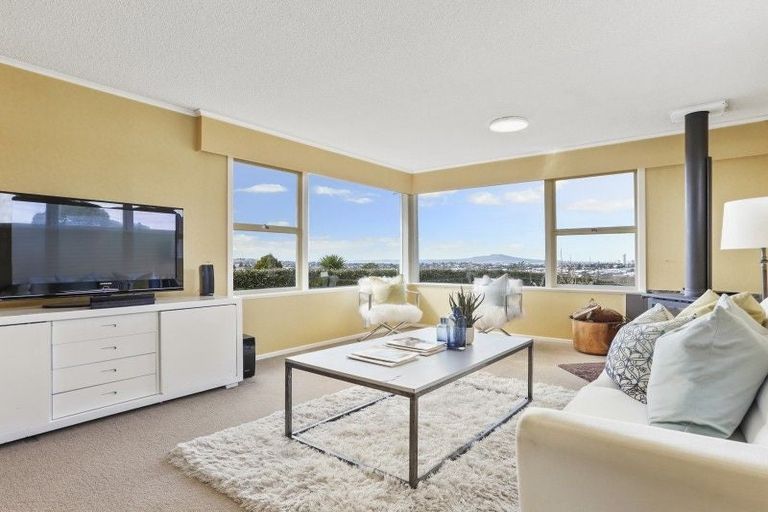 Photo of property in 12 Ross Avenue, Glenfield, Auckland, 0629