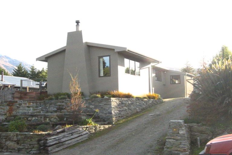 Photo of property in 31 Cedar Drive, Kelvin Heights, Queenstown, 9300