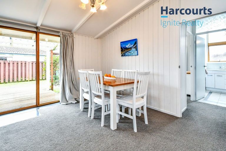 Photo of property in 8 Booker Place, Weymouth, Auckland, 2103