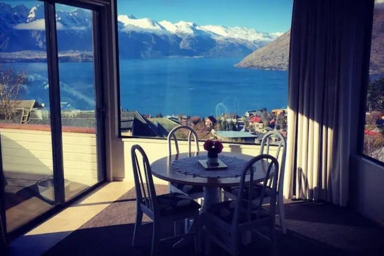 Photo of property in 8 Caples Place, Fernhill, Queenstown, 9300