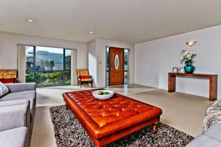 Photo of property in 77 Medallion Drive, Oteha, Auckland, 0632