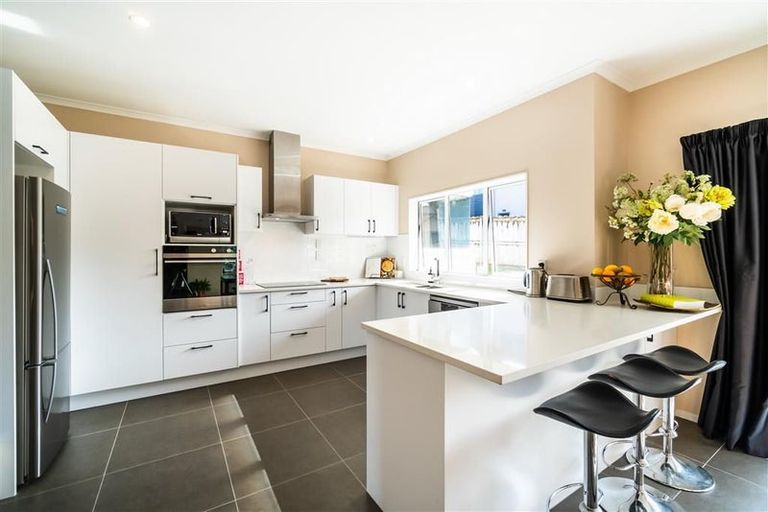 Photo of property in 48 Hogarth Rise, West Harbour, Auckland, 0618