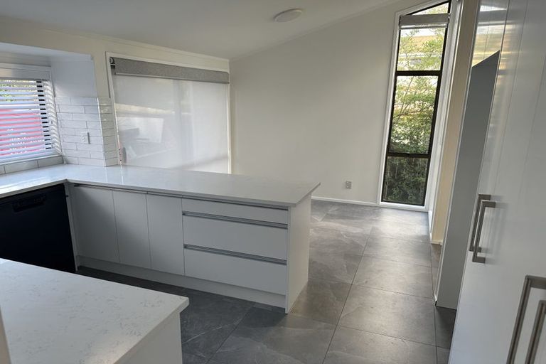 Photo of property in 2/6 Clare Place, Glenfield, Auckland, 0629