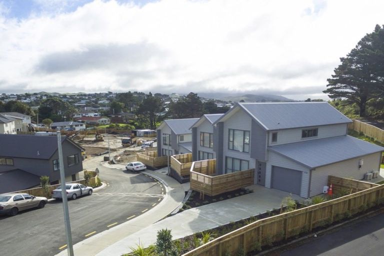 Photo of property in 2 Brindle Way, Newlands, Wellington, 6037