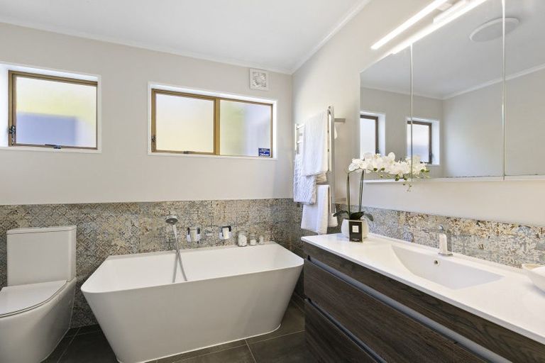 Photo of property in 27 Paddington Grove, Karori, Wellington, 6012