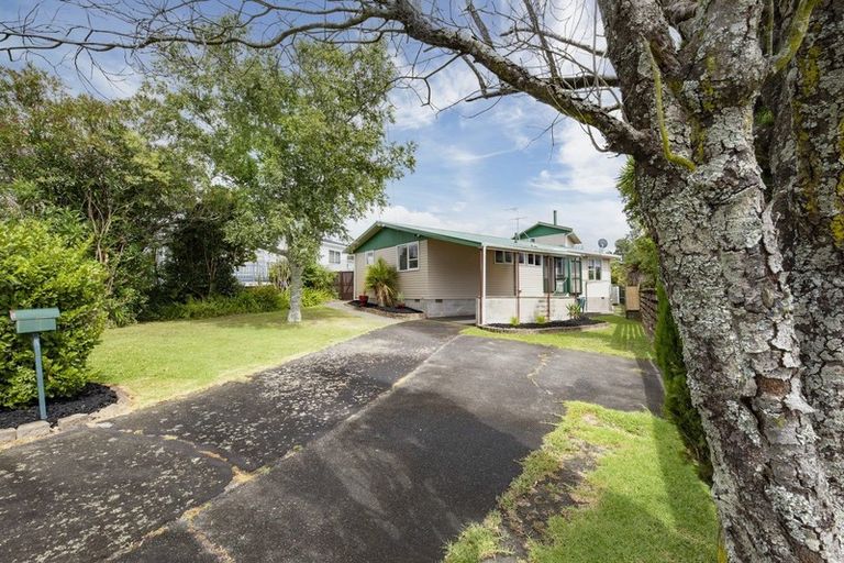 Photo of property in 76 Tiroroa Avenue, Te Atatu South, Auckland, 0610