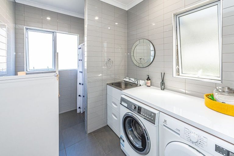 Photo of property in 2 Tarata Street, Saint Johns Hill, Whanganui, 4501